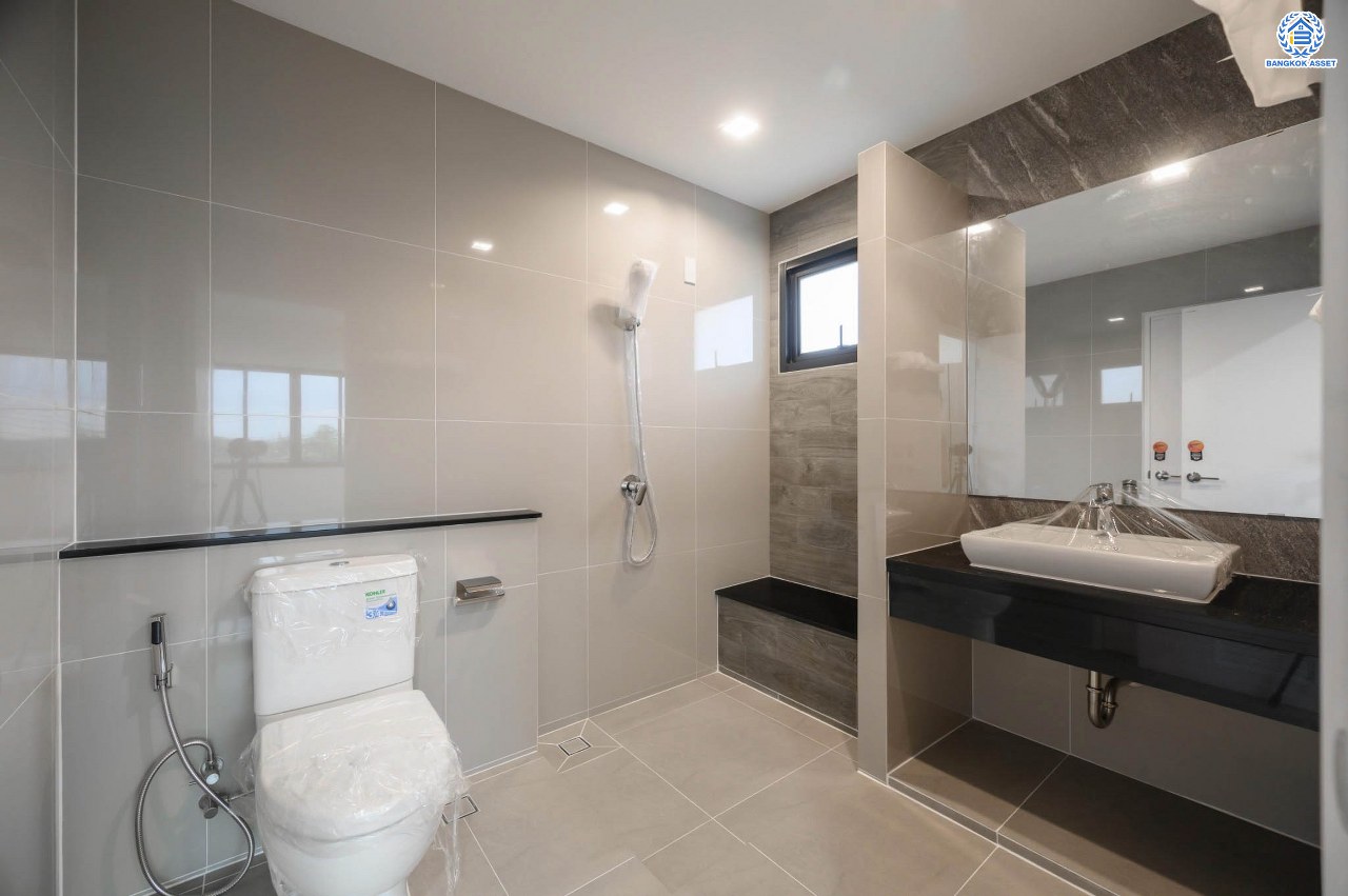 บ้านมือสองตกแต่งใหม่ โครงการ ลดาวัลย์ ปิ่นเกล้า-เพชรเกษม หลังมุม เนื้อที่ 102 ตร.ว. บนพื้นที่ใช้สอย 243.08 ตร.ม. ฟังก์ชัน 4 ห้องนอน 4 ห้องน้ำ 1 ห้องแม่บ้าน จอดรถได้ 2 คัน สภาพแวดล้อมดี ทำเลติดถนนกาญจนาภิเษก เดินทางเข้าสู่เมืองได้สะดวกเชื่อมต่อ ถนนเพชรเกษม ถนนราชพฤกษ์ ถนนกัลปพฤกษ์ ใกล้เดอะมอลล์บางแค ใกล้รถไฟฟ้าสายสีน้ำเงิน "สถานีหลักสอง" และ จุดขึ้นทางด่วน "ศรีรัช"